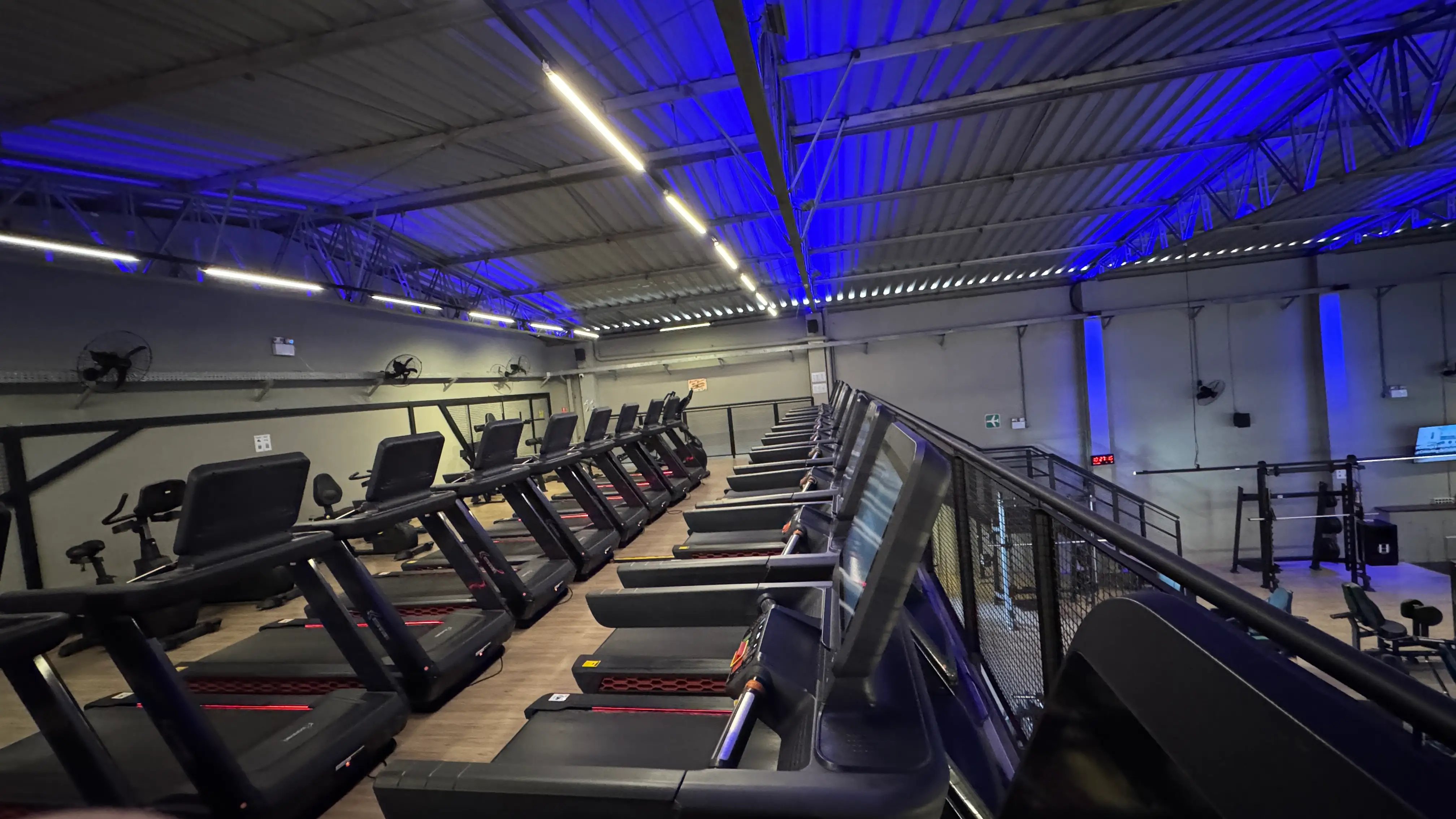 Esteiras da área de cardio da Hangar Gym