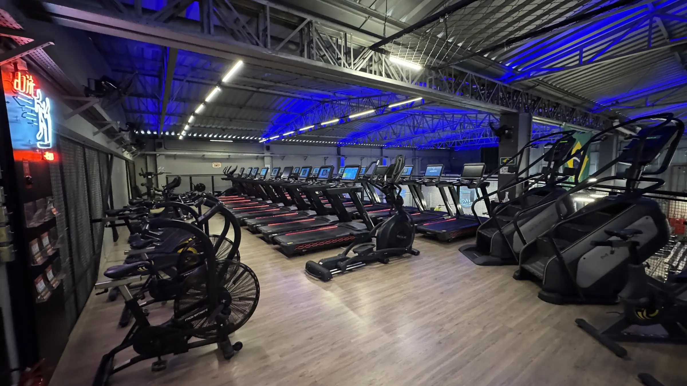 Espaço dedicado ao cardio da Hangar Gym
