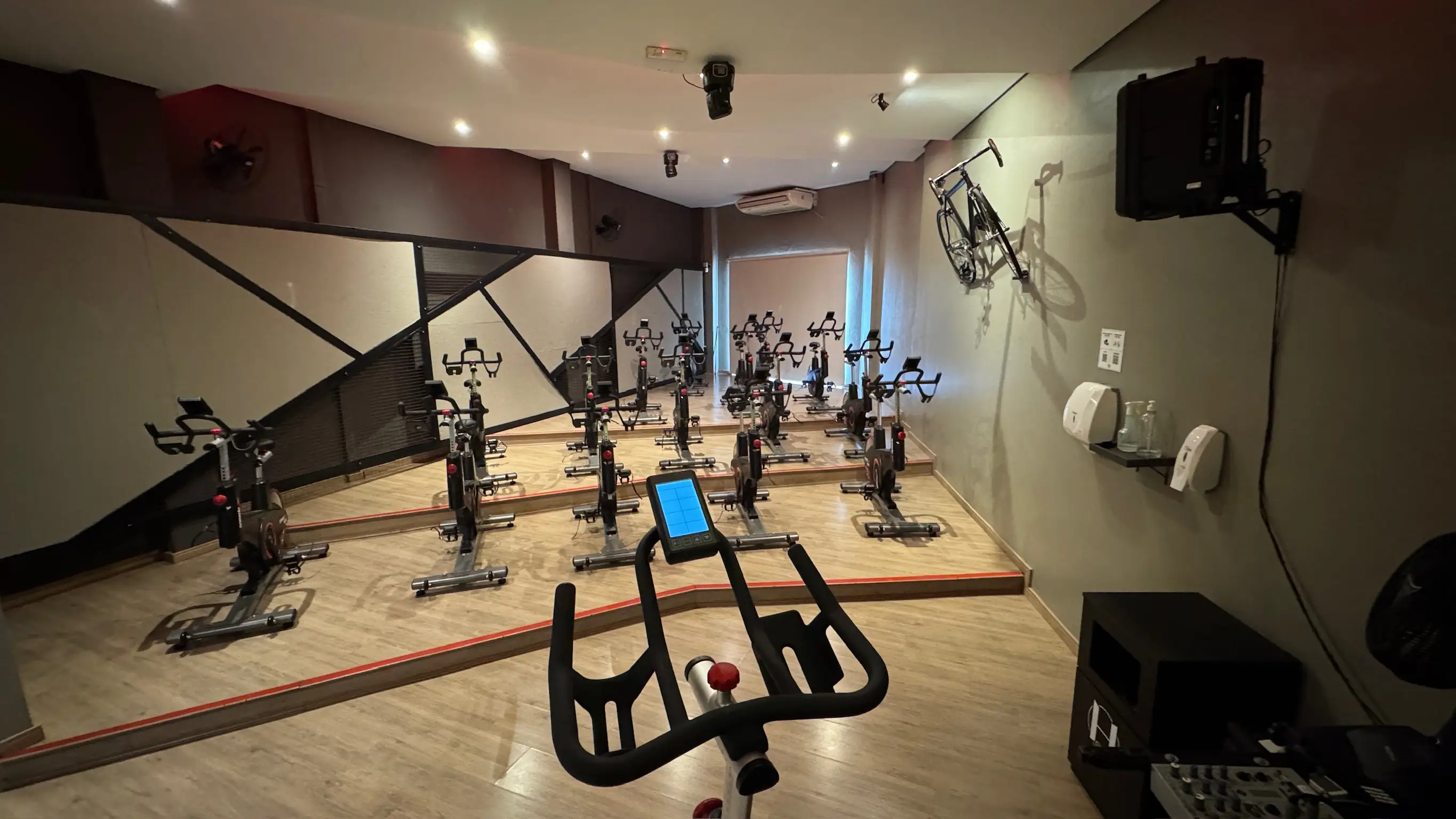 Ambiente para treino cardiovascular da Hangar Gym