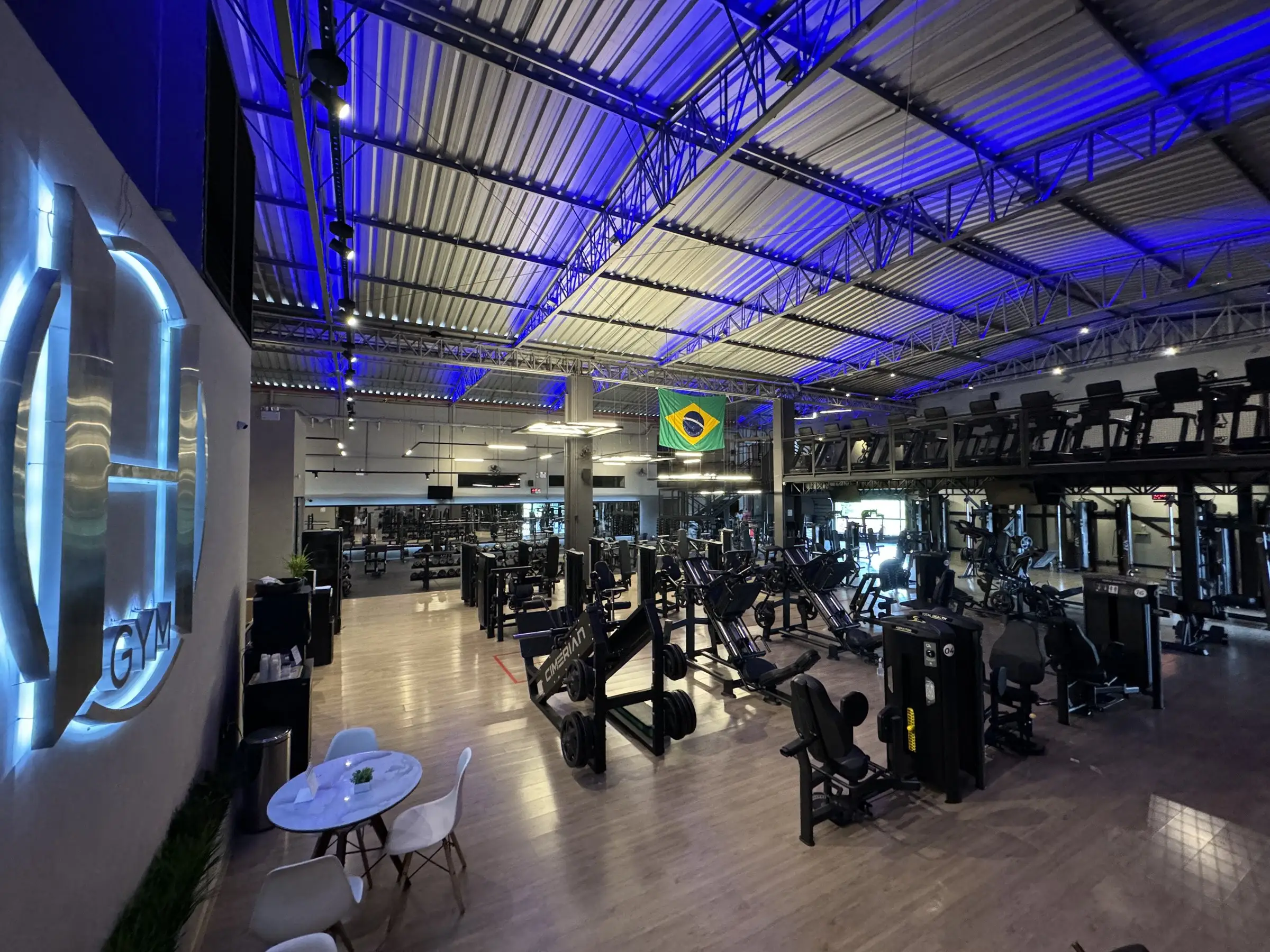 Equipamentos de força da Hangar Gym